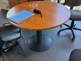 des tables et des chaises dans un bureau donnant sur l'extérieur