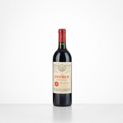 une bouteille de vin rouge posée sur une table