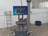 une photo d'une machine équipée d'un écran, dans un garage