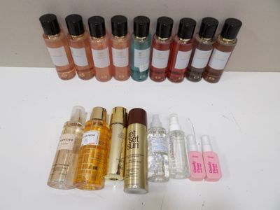 tout un tas de flacons de parfum différents posés sur une table