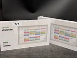 deux boîtes blanches ornées de calendriers, posées sur une table