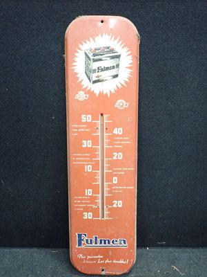un thermomètre métallique orange sur lequel est représentée une boîte