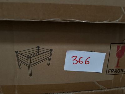 une boîte en carton sur laquelle est représentée une table basse