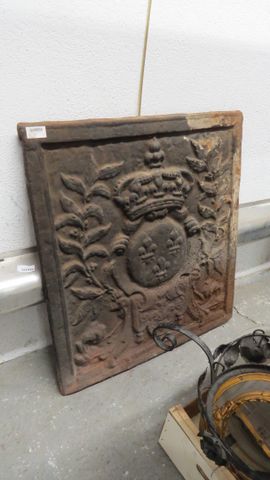Plaque de cheminée en fonte. 70 x 63 cm