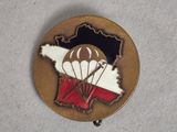 une photo d'une épingle sur laquelle figure l'image d'un parachutiste