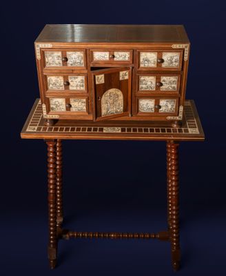 une petite table en bois avec des tiroirs et une horloge posée dessus