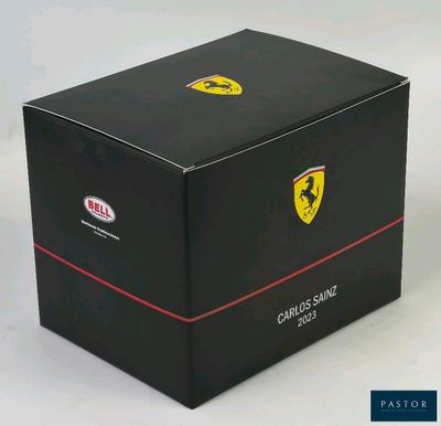 La boîte est noire, avec des bordures rouges et un logo Ferrari dessus.