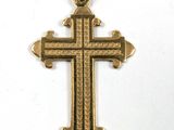 gros plan d'une croix en or sur fond blanc