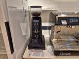 une machine à café et une cafetière posées sur un plan de travail