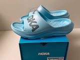 sandales Nike Air Max bleues avec un logo blanc sur la semelle