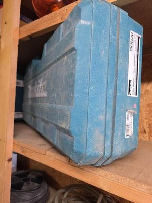 une valise bleue posée sur une étagère dans une pièce