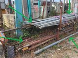 un tas de tuyaux empilés à l'extérieur d'un bâtiment