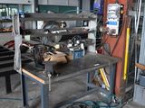 une photo d'un établi dans un garage avec des outils