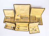 beaucoup d'argenterie dans un coffret sur la table