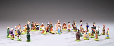 de nombreuses figurines représentant des personnes debout en cercle