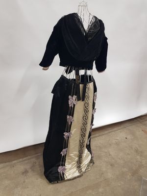 une photo d'une robe en noir et blanc sur un mannequin