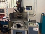 une machine qui se trouve dans un garage