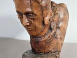 buste en bois sculpté représentant un homme dont la tête est tournée sur le côté