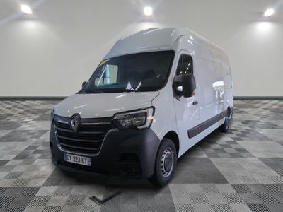 la photo d'une camionnette blanche sur un sol en damier
