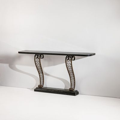 une console noire et dorée en forme de rouleau