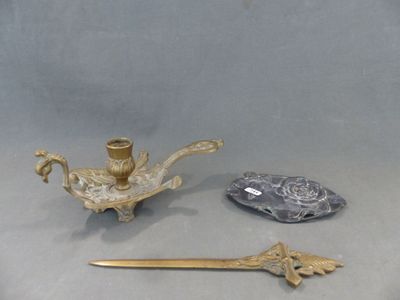 deux objets posés sur une table