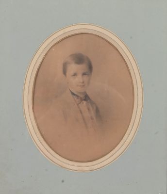 portrait d'un homme en costume et nœud papillon, dans un cadre bleu