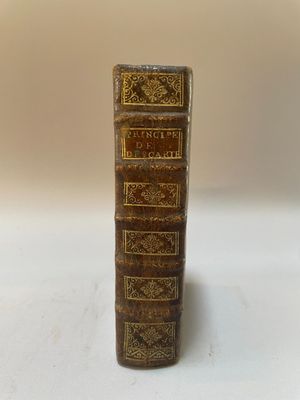 une pile de livres posée sur une table blanche