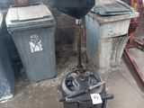 une image représentant une poubelle et un bac à ordures dans un garage