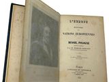 un livre ouvert sur lequel figure l'image d'un homme avec un chapeau