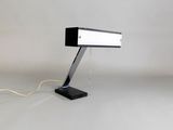 une lampe de bureau noire et blanche munie d'un cordon d'alimentation