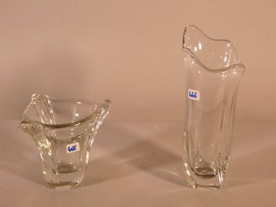 Daum. Deux vases en cristal moulé de forme naturaliste, sign… - Photo 1
