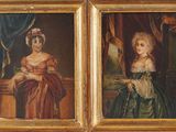 deux tableaux représentant des femmes en costumes d'époque, debout l'une à côté de l'autre