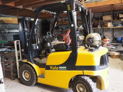 un chariot élévateur jaune garé dans un garage