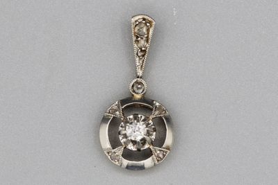 Pendentif en or orné d’un diamant, la bélière sertie de diam…