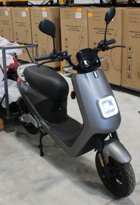 un scooter garé devant des cartons