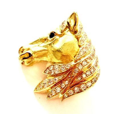 une image représentant une broche en forme de tête de cheval en or, sertie de diamants