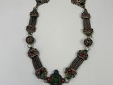 gros plan d'un collier sur une surface blanche