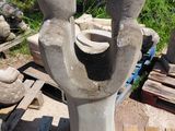 une statue représentant un homme et une femme, réalisée en ciment