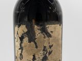 une bouteille de vin posée sur une table