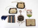 plusieurs petits sacs à main et un petit sac à main posés sur une surface blanche