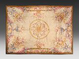 un tapis ancien avec un motif floral sur fond blanc
