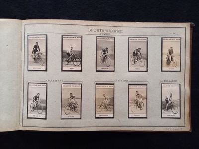 un vieux livre contenant des images de personnes à vélo