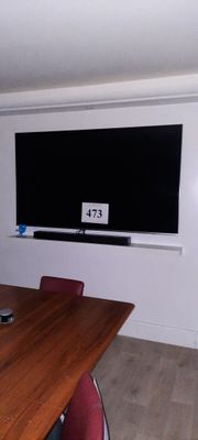 une photo d'une salle de réunion équipée d'un téléviseur à écran plat