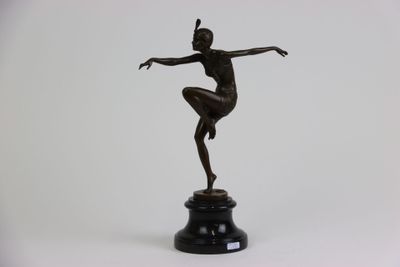 statue en bronze représentant une danseuse, posée sur un socle noir