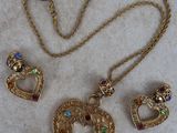 ensemble collier et boucles d'oreilles avec un pendentif en forme de cœur, un pendentif en forme de cœur et un pendentif en forme de cœur