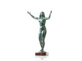 statue d'une femme levant les mains en l'air
