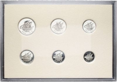 quatre pièces différentes dans une vitrine posée sur une surface blanche