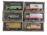 quatre modèles différents de camions miniatures dans une vitrine