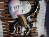 de nombreux masques posés sur une étagère dans une pièce