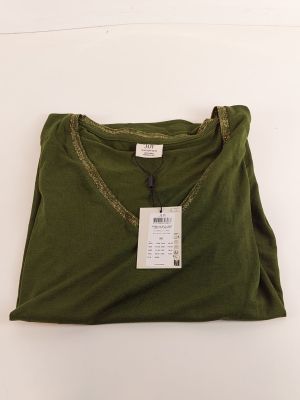 La chemise est verte et porte une étiquette blanche.